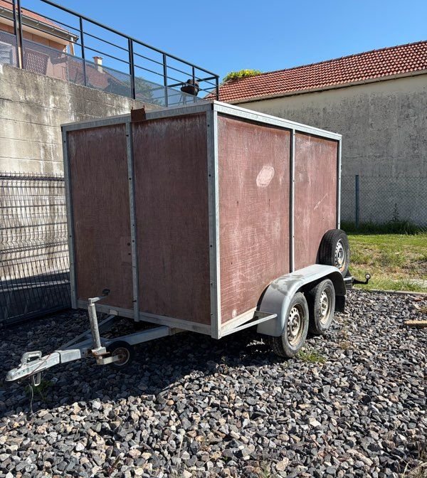 Remorque fermée double essieux