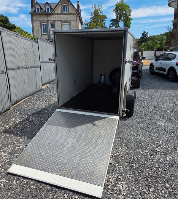 Remorque fourgon 750 Kgs 2 sabots moto 3