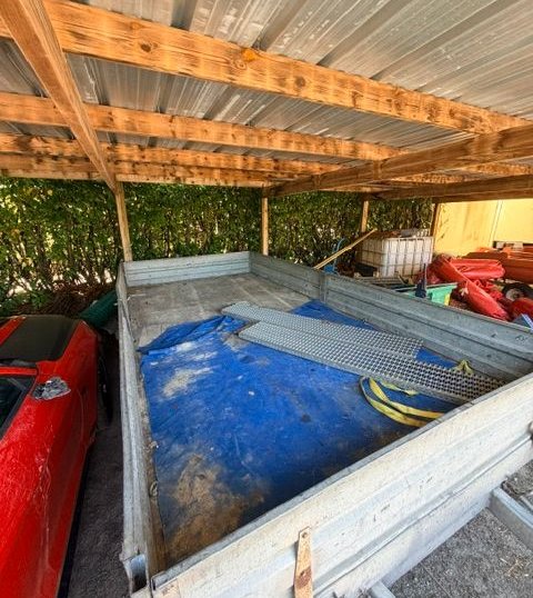 Remoque plateau double essieux Basculante avec ridelles