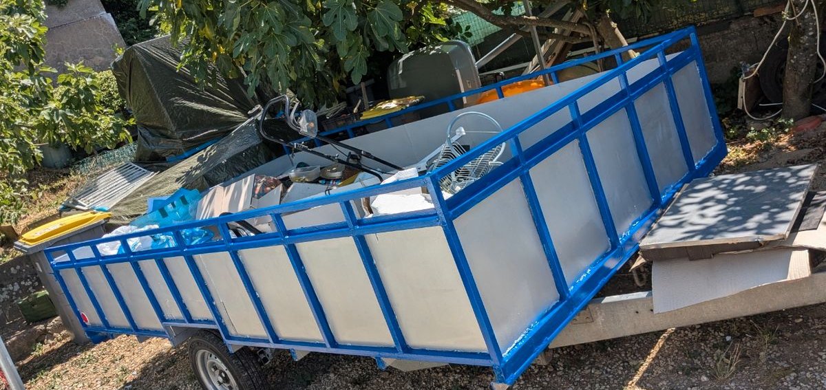Je vend cette remorque idéale pour le transport de matériaux ou pour vos travaux plateau et ridelle metalique très solude