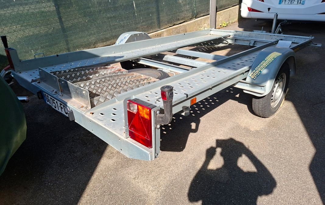 Remorque porte voiture poids total en charge 1300kg , bbascuiement avec 2 vérins
