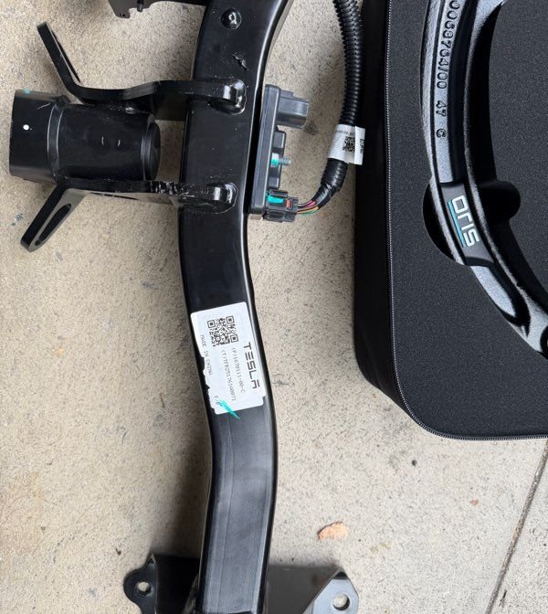Tesla Attelage Model 3 d’origine NEUF 3