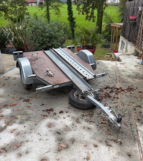 Remorque basculante porte moto avec rampe