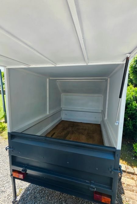 Remorque fermée avec capot relevable 2