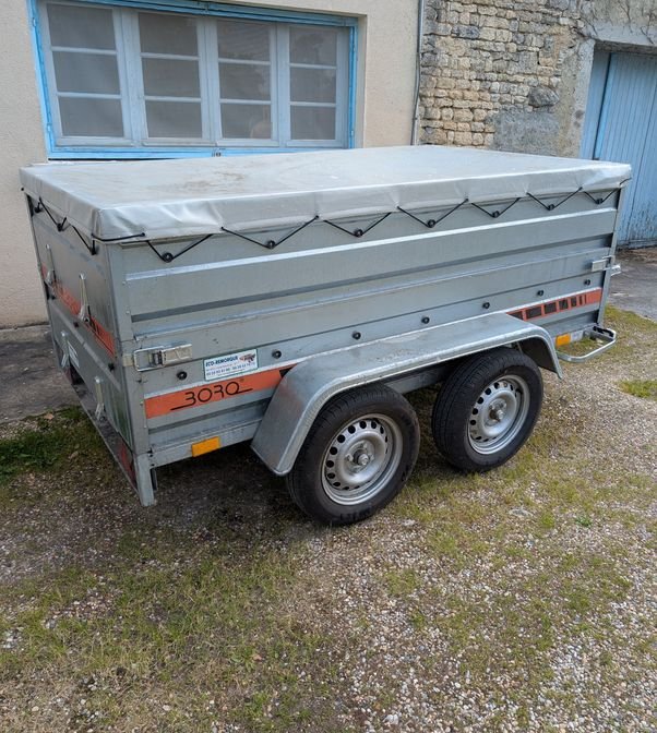 Remorque double essieu freinée 1500kg – quasi-neuve – 3,72m