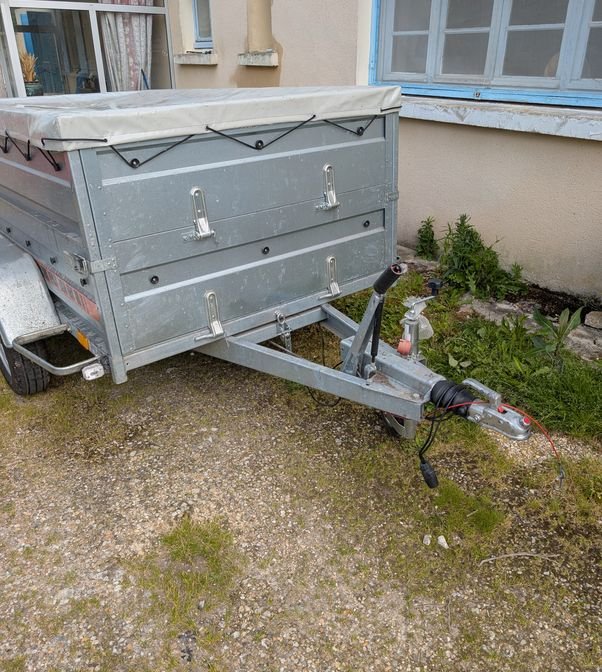 Remorque double essieu freinée 1500kg – quasi-neuve – 3,72m 2