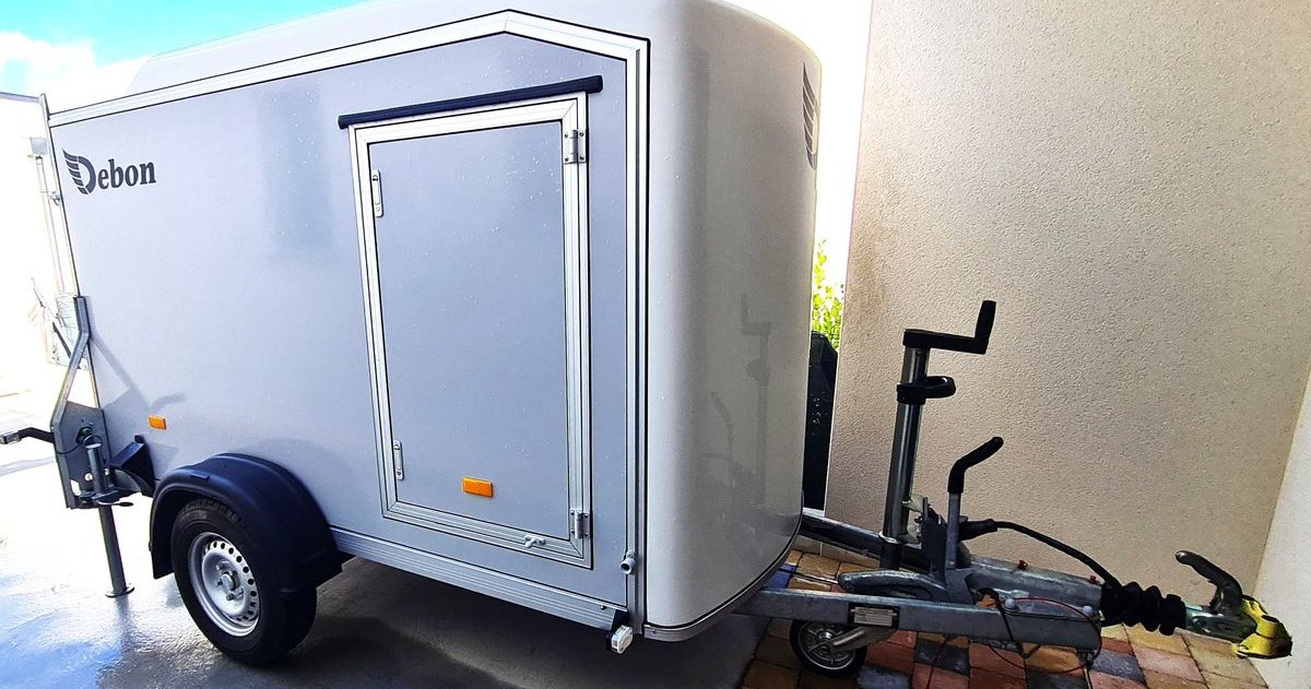 Remorque freinée fourgon DEBON C255 V2 en polyester multiplis avec porte latérale PTAC 750 ou 1350 kg – Idéale transport sécurisé
