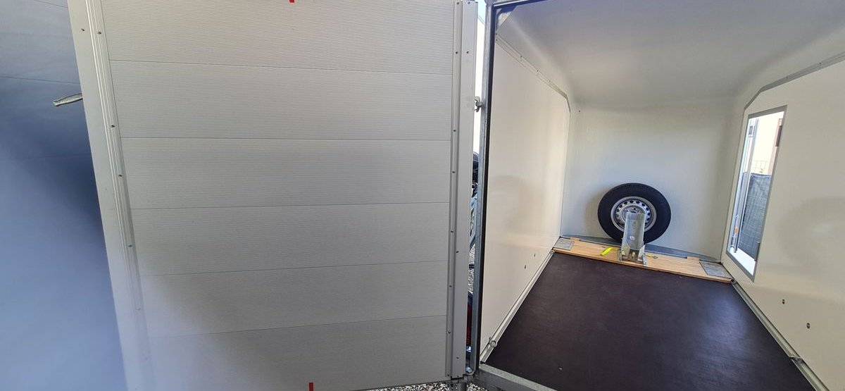Remorque freinée fourgon DEBON C255 V2 en polyester multiplis avec porte latérale PTAC 750 ou 1350 kg – Idéale transport sécurisé 3