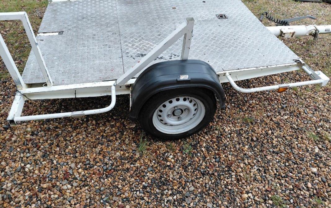 Remorque plateau freinee 1300kg 2