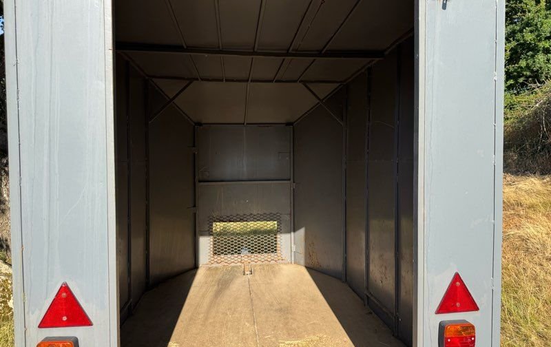 Vends petite remorque pour transporter moto jusqu’à trois Et la possibilité de servir de bétaillère très bon état général