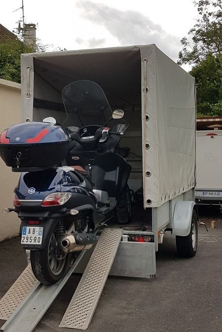 Remorque bâchée motorisée 750 kg 2