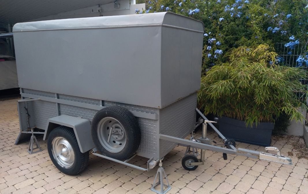 Remorque fourgon/cargo tôlée pour moto quad vélos camping-car