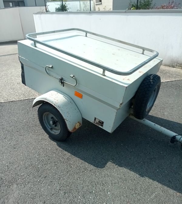 Remorque -500kgs de marque saris avec capot rigide démontable et galerie et roue de secours.. 2