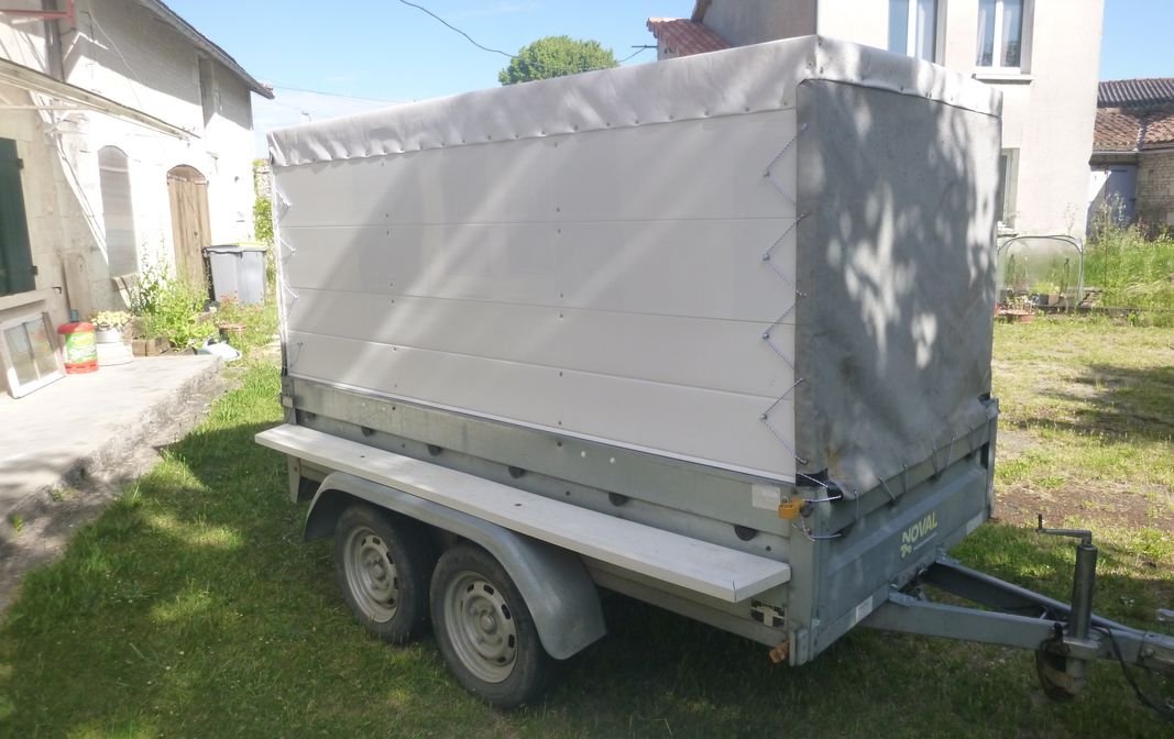 Remorque fourgon de 2015, double essieu, 750 kgs, avec carte grise, grand volume