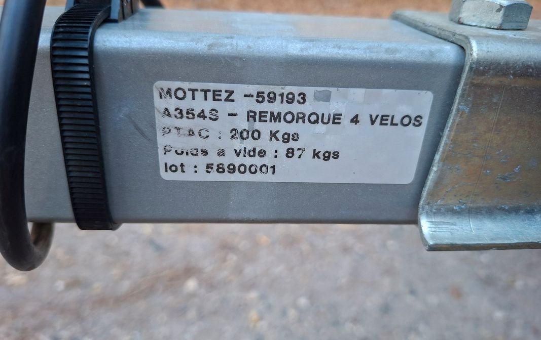 Remorque 4 velos mottez etat neuve ( roue de secours / antivol/sa 3