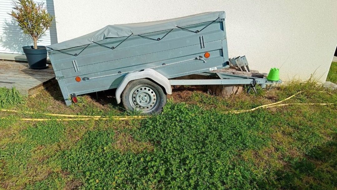 J'ai très peu utilisé la remorque de 500 kg. Ses dimensions sont : longueur 2,20 m, largeur 1,10 m et hauteur 60 cm. La benne est relevable