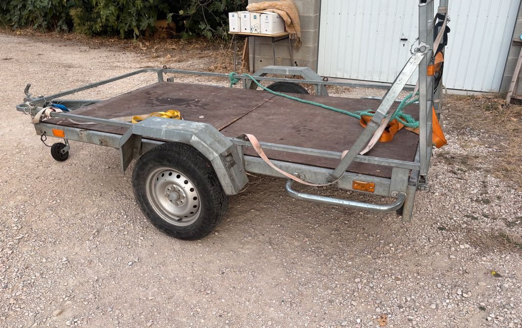 Remorque plateau basculante 750 kg (Utile 245 x 130) – Idéal Moto / Quad / Matériel