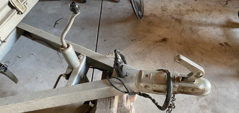 Remorque avec couvercle fermant a clé 3