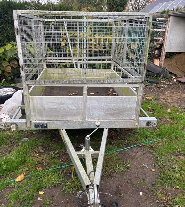 Remorque, simple essieux en très très bon état avec grillage 1,60 m sur 1,30 m