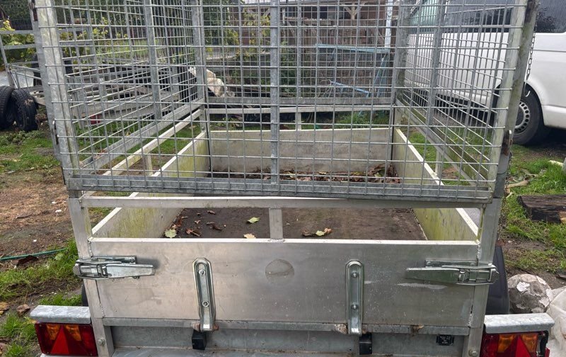 Remorque, simple essieux en très très bon état avec grillage 1,60 m sur 1,30 m 3