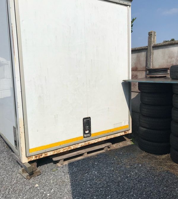 Caisse de fourgon avec ouverture latérale 2