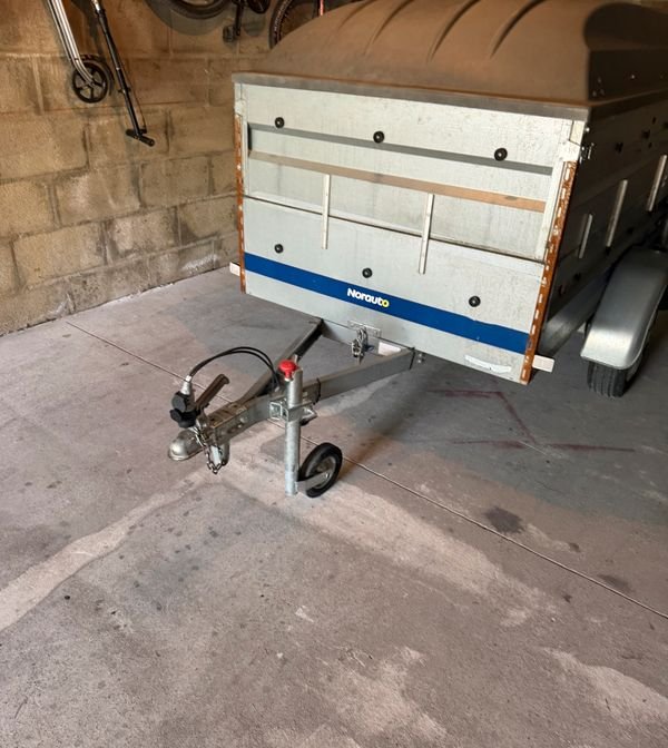 Remorque avec capot