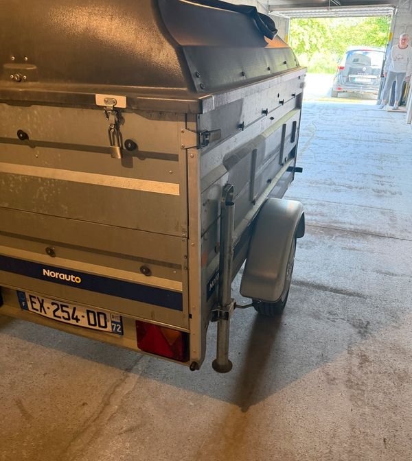 Remorque avec capot 3