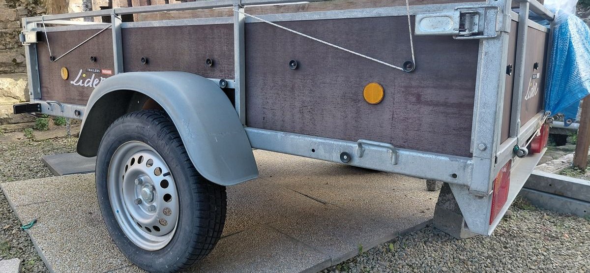 Remorque LIDER 500 Kg avec porte échelle et bache Plate