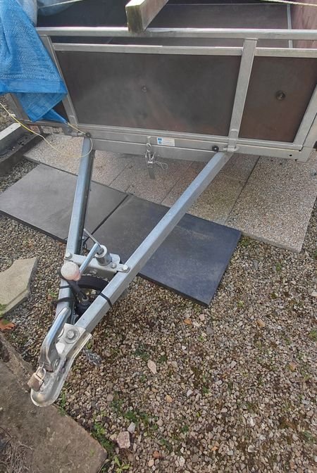 Remorque LIDER 500 Kg avec porte échelle et bache Plate 2