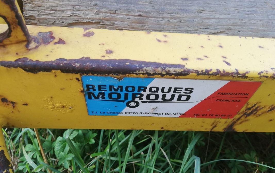 Remorque plateau freinée