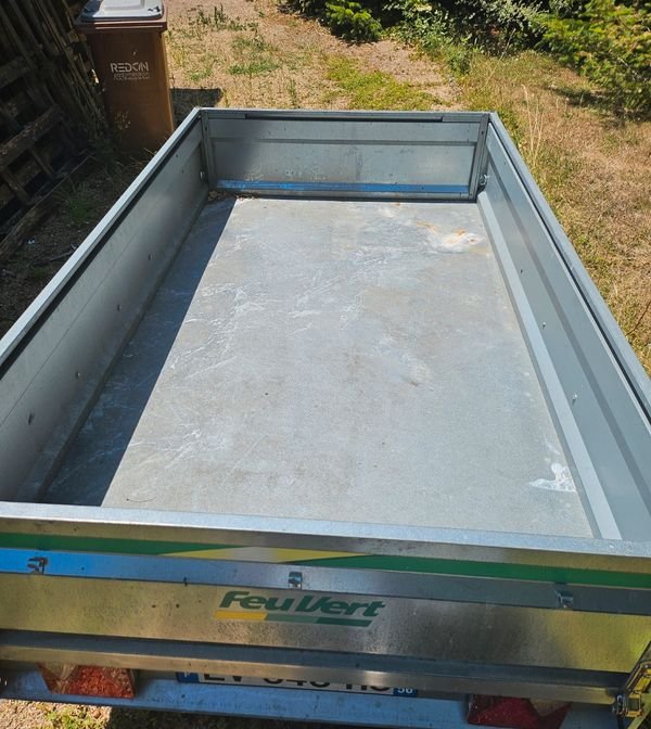 Remorque 2.32m*1.31m double essieux quasi neuve 2