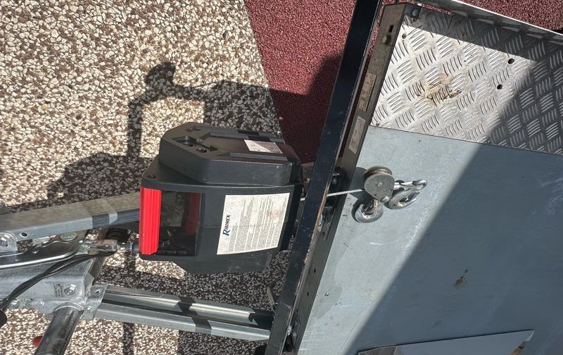 Remorque ERDE 750 kg avec ridelles, rampes et treuil électrique 12V 3